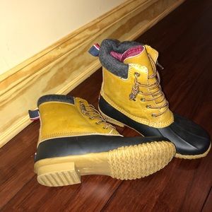 (Sold) Tommy Hilfiger Duck Boots 🥾